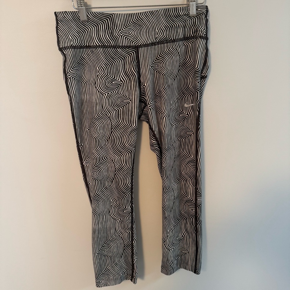 NIKE Dri-Fit Women's Running Leggings Capris Black & White Size Medium